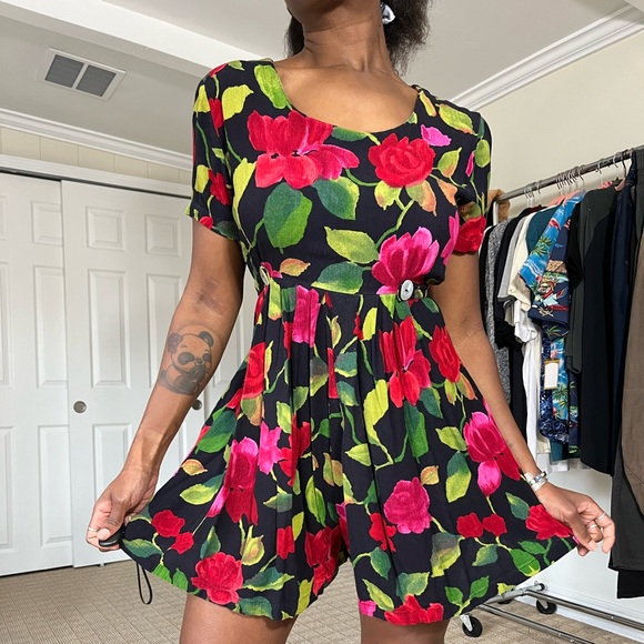 vintage floral jumpsuit romper. No pockets but ties in the back.  Size medium. - Picture 2 of 6